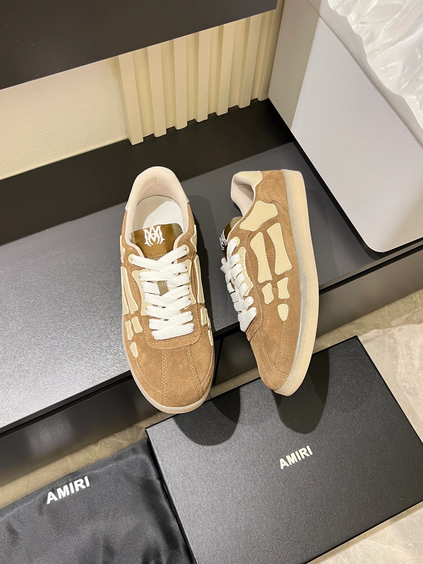 Men's shoes 💰p560 "AMIR*" new men's low-top casual sports sneakers bone shoes, another pair of irresistible bone shoes. Bone shoes are one of AMIRI's most popular items. Made of first-layer cowhide upper. The side bones are made of two cowhide laminations. It has a three-dimensional effect. The leather incisions are all oil-edged. Contrast color design. Simple style. Fashionable sports. Customized metal LOGO nameplate embellished with laces. Exclusive top-quality version. Supports contrast. Breathable mesh lining. The original rubber outsole is a must-have item for daily leisure. It is suitable for various occasions. If you pursue high quality, check it out. It is super cool on the feet and comes with a full set of original packaging! Size: 39-45!